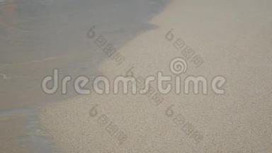 4K. 泰国<strong>普吉岛</strong>白色<strong>沙滩</strong>上的海浪。 暑假录像背景